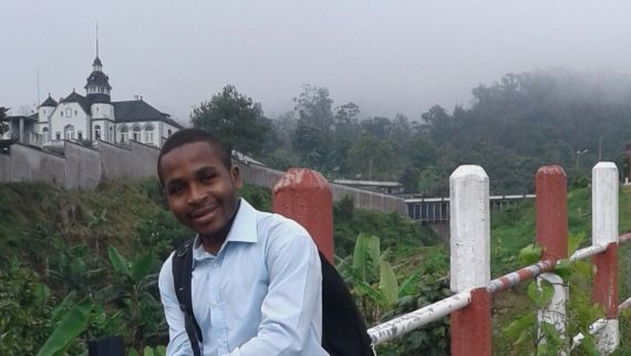 1 El joven poeta Cyrille Roger Yomi Noukoua