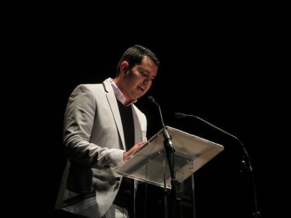 1 El poeta Juan Carlos Olivas leyendo sus versos en el Teatro Liceo de Salamanca (Foto de Jacqueline Alencar)