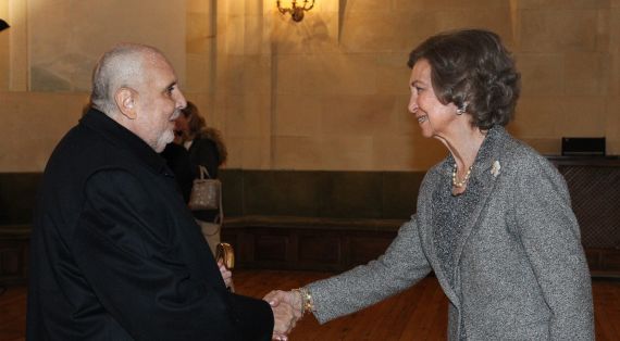 1 Enrique Viloria Vera saludando a la Reina Sofía, en Salamanca, durante la entrega del Premio de poesía que lleva su nombre