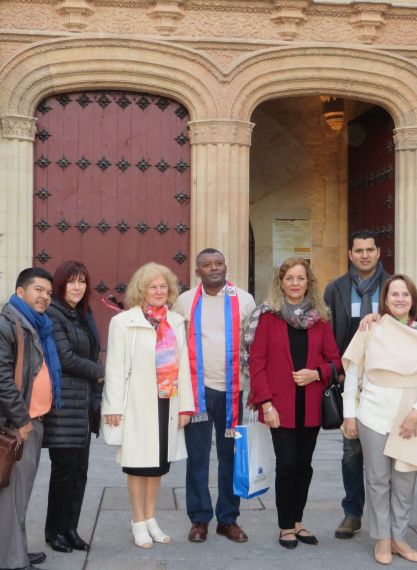 10 bajo la fachada del Edificio Histórico de la Universidad (foto de Jacqueline Alencar)