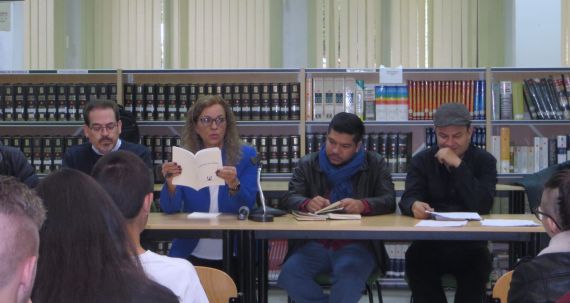 2 Cecilia Álvarez leyendo en el Instituto Fray Luis de León (foto de Jacqueline Alencar)