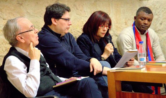 2 Ángela Gentile leyendo en el Colegio Maestro Ávila (foto de Mariu Martín)