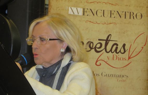 3 Araceli Sagüillo leyendo en Toral (Foto de Jacqueline Alencar)