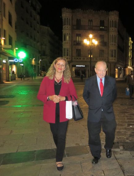 3 Cecilia Álvarez y Louis Bourne, por las calles de Salamanca (foto de Jacqueline Alencar)