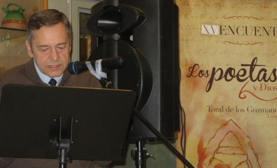 3 Máximo Cayón durante su lectura (fotografía de Jacqueline Alencar)