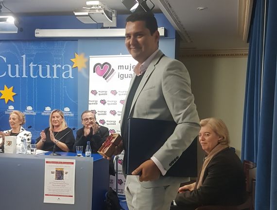 3 Un momento de la entrega del premio a Juan Carlos Olivas