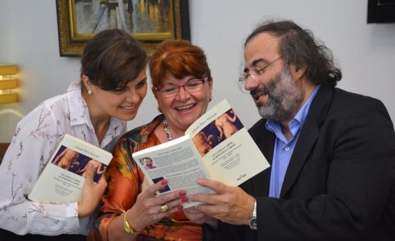 4 Alencart leyendo la dedicatoria para Iulia Enea y Cleopatra Badea (foto de Dragos Ionita)