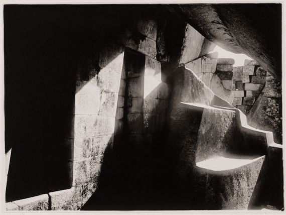 4 La gruta debajo del torreón, de Martín Chambi (Machu Picchu, 1928)