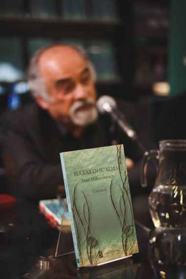 4 Mihovilovich con su libro