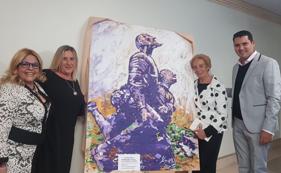4 Victoria Pérez, Inmaculada Salas, Pilar farnández Labrador y Juan Carlos Olivas, con 'El Quijote y Santo en oración', de Miguel Elías
