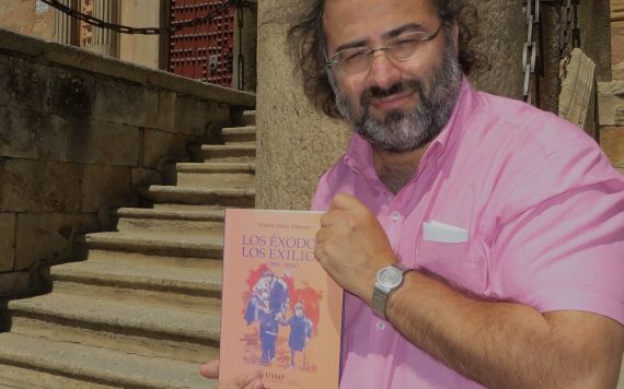 5 Alfredo Pérez Alencart con Los éxodos, los exilios (foto de J. A.)