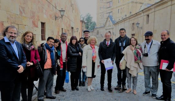 5 Con el rector de la Universidad de Salamanca y otros poetas, en la calle Cervantes (foto de Jacqueline Alencar)