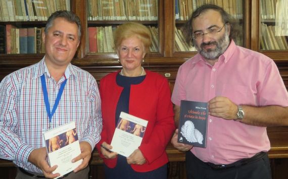 5 Mihai Firică, Carmen Bulzan y Alfredo Pérez Alencart, en la Biblioteca Pública de Craiova