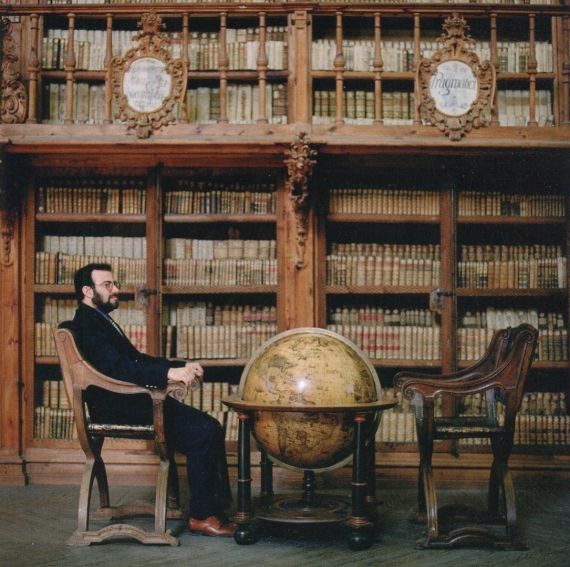 6 A. P. Alencart en la biblioteca histórica de la Universidad (foto de Daniel Mordzinski, 2002
