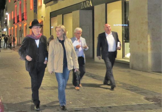 6 Antonio Hernández y María Sanz caminando por las calles de Salamanca (foto de Jacqueline Alencar)