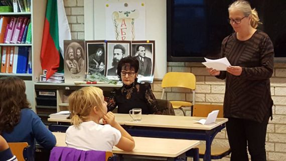 6 Ivanka Deneva en una escuela