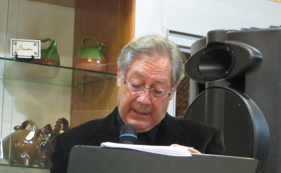 6 José Antonio Valle Alonso leyendo en Toral (foto de Jacqueline Alencar)