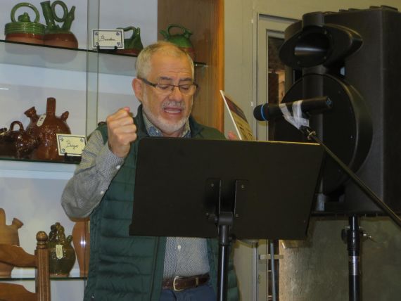 6 Manuel Corral mientras leía los poemas de San León (fotografía de J. Alencar)