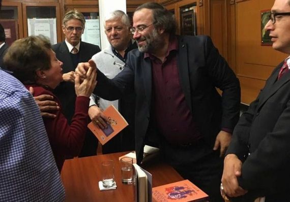 7 A. P. Alencart saludado por asistentes a la presentación de su libro en Lima (2017)