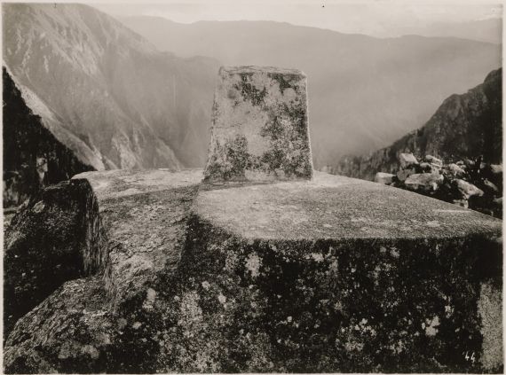 7 Intihuatana o reloj solar, de Martín Chambi (Machu Picchu, 1928)
