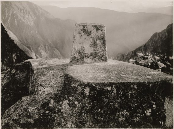 7 Intihuatana o reloj solar, de Martín Chambi (Machu Picchu, 1928)