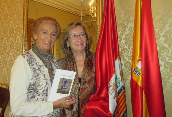 7 Pilar Fernández Labrador y María do Sameiro Barroso en el Ayuntamiento de Salamanca (foto de Jacqueline Alencar)
