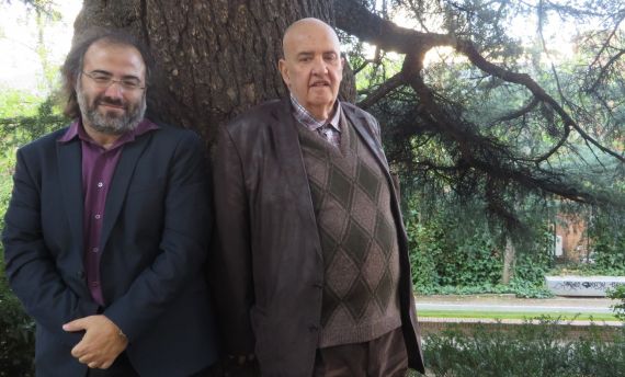 8 Alfredo Pérez Alencart y Carlos Nejar, en los jardines de la Residencia de Estudiantes (foto de J. Alencar)