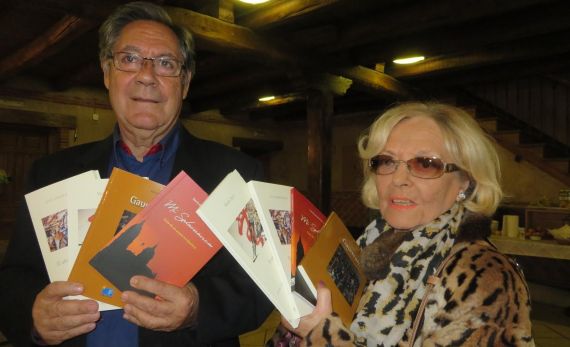 8 Valle Alonso y Sagüillo recibiendo varios poemarios