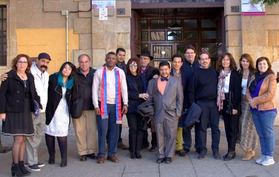 9 Con otros poetas del XXI Encuentro y profesores del Colegio Maestro Ávila (foto de Mariu Martín)