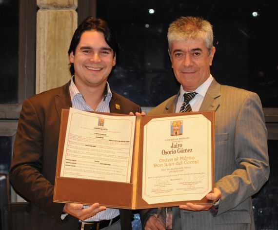 9 Jairo Osorio recibiendo una distinción