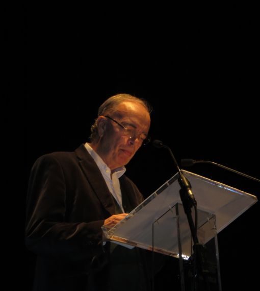 1 Antonio Hernández leyendo en el Teatro Liceo de Salamanca (foto de Jacqueline Alencar)