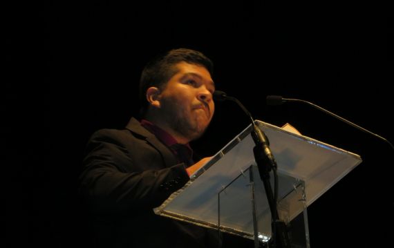 1 Javier Alvarado leyendo sus versos en el Teatro Liceo de Salamanca (foto de Jacqueline Alencar)
