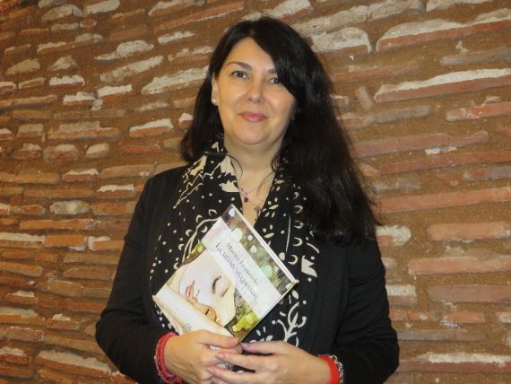 1 Marina Izquierdo, con su libro La mitad silenciada, en el Salamanca (foto de Jacqueline Alencar)