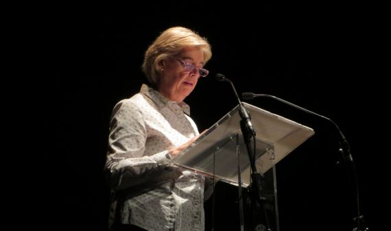 1 María Sánz leyendo sus versos en el Teatro Liceo de Salamanca (Foto de Jácqueline Alencar)