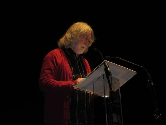 1 Álvaro Alves de Faria leyendo sus versos en el Teatro Liceo (foto de Jacqueline Alencar)