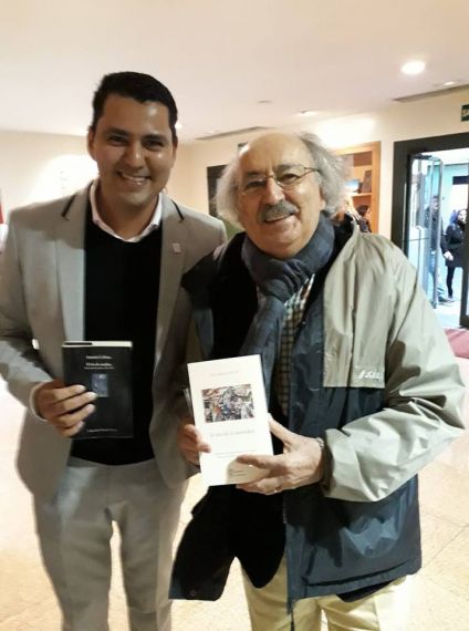 10 Olivas intercambiando libro con Antonio Colinas