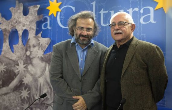 15 Alfredo Pérez Alencart y Pío Serrano, anunciando el fallo del VIII Premio Internacional de Poesía Gastón Baquero (Salamanca, 2016)