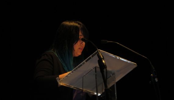 1Magdalena Camargo Lemieszek leyendo sus versos en el Teatro Liceo de Salamanca (foto de Jacqueline Alencar)