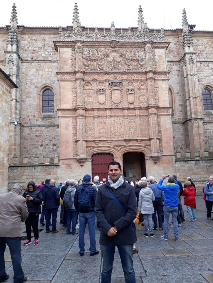 2 Olivas ante la fachada del Edificio Histórico de la Universidad de Salamanca