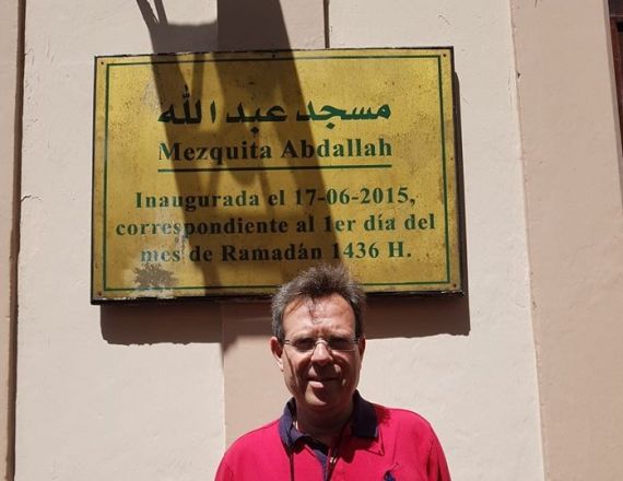 5 Ahmad Zaabar en la entrada a una mezquita en Cuba