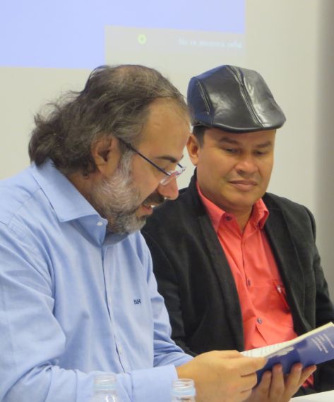 5 Alfredo Pérez Alencart y Alexander Anchía, durante la presentación de su poemario (foto de Jacqueline Alencar)