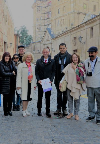 5 Con otros poetas y el rector de la Usal, Ricardo Rivero, en la calle Cervantes