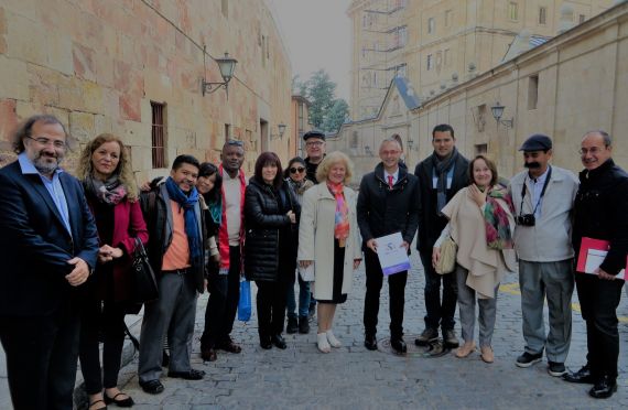 7 Con otros poetas y Enrique Rivero, rector de la Universidad de Salamanca, en la calle Cervantes (foto de Jacqueline Alencar)