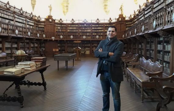 7 Juan Carlos Olivas en la Biblioteca Histórica de la Usal