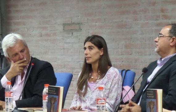 9 Noemí Prieto, entre los escritores Rafael Soler y Abdul Hadi Sadoun