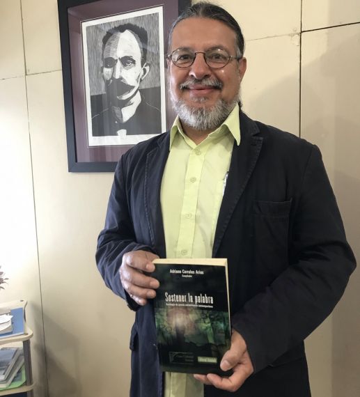 2 El antólogo y poeta Adriano Corrales Arias