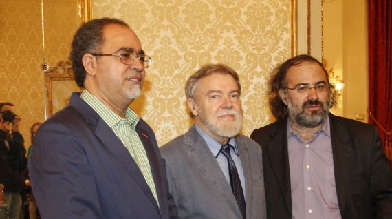 3 Abdul Hadi Sadoun, Juri Talvet y Alfredo Pérez Alencart en el Ayuntamiento (foto de J. Alencar)