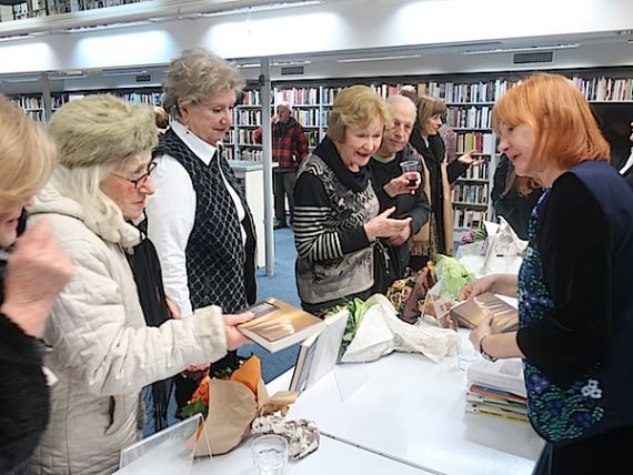 4 Lovrencic firmando ejemplares