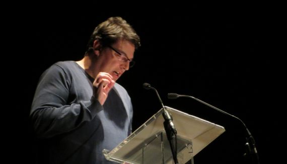 1 Boris Rozas leyendo en el Teatro Liceo de Salamanca (foto Jacqueline Alencart 2018)