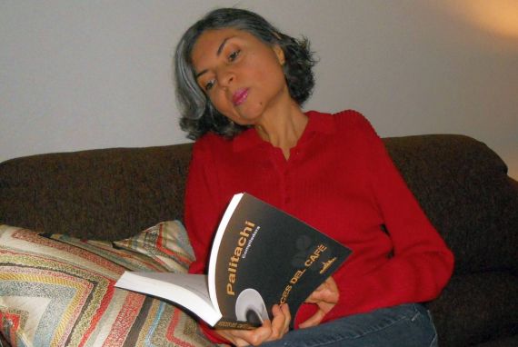 1 La poeta Ana Cecilia Blum con la antología Voces del Café